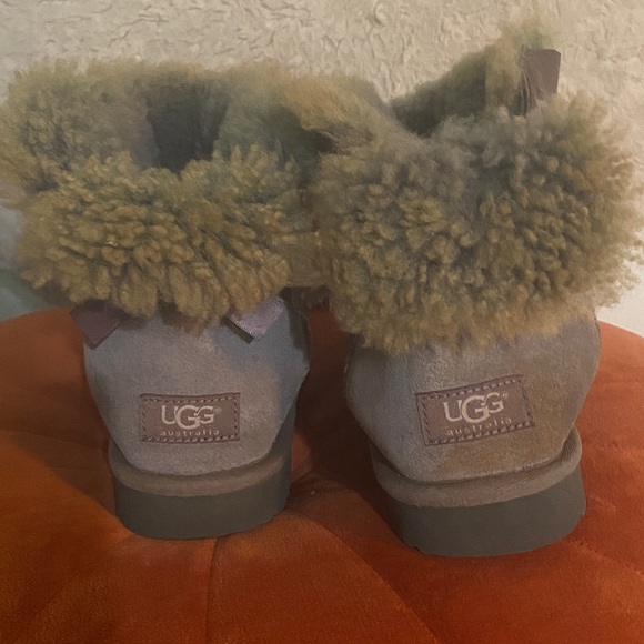 UGG Mini Bailey Bow two tone grey and brown,  small flaw on right boot - Picture 5 of 13
